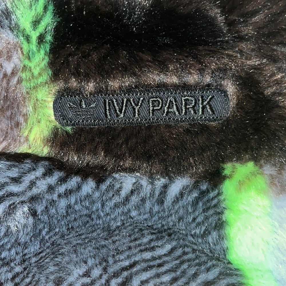 M/L Reversible Adidas x Ivy Park Bucket Hat